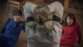 【聖地X】劇照-電影版則將舞台設定在韓國仁川，找來實力、人氣兼具的岡田將生(左)和川口春奈(右)攜手，演出一對在韓國被捲入奇異事件的兄妹（圖／天馬行空提供）