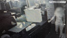 陸男潛入西門町卡拉OK店，喝光75支烈酒還留下飛機杯。（圖／翻攝畫面）