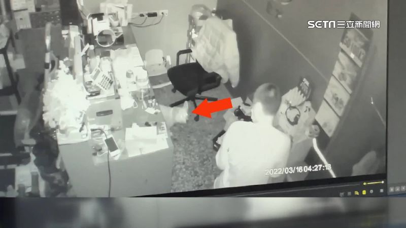 一字螺起撬門行竊　小偷鎮定對看店狗