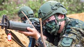 召員向四周警戒。（圖／軍聞社提供）