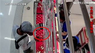 笨賊拿了項鍊就跑　轉眼遭店員秒KO