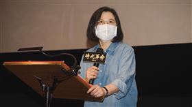 蔡英文今(17)日邀請國策顧問、小英之友會、小英志工團朋友們，以及圖文作家A RAY、YouTuber鍾明軒、含羞草日記草爺、藝人郭昱晴一同包場觀賞電影《時代革命》，以行動力挺香港。（圖／民進黨提供）