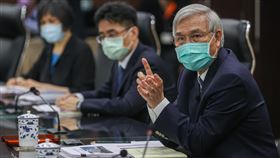 央行意外放鷹宣布升息1碼（2）中央銀行17日舉行第1季理監事會，會中決議升息1碼，終結連7凍，並於18日起實施，央行總裁楊金龍（右）會後主持記者會，說明決定升息考量。中央社記者鄭清元攝  111年3月17日