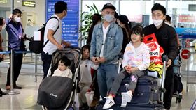 越南入境旅客越南15日恢復國際旅遊，旅客入境只須持有COVID-19陰性篩檢證明，不用隔離也不用再次篩檢，也沒有查驗疫苗接種證明。圖為抵達越南的入境旅客。中央社記者陳家倫河內攝  111年3月17日
