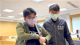 涉冒用余天名義詐騙  男遭檢調約談檢調獲報，從事政治工作的黃姓男子（左）涉嫌冒用民進黨籍立委余天服務處名義，向企業詐取新台幣20萬元「贊助費」。北檢17日指揮調查局發動搜索，約談黃男等人以釐清案情。中央社記者蕭博文攝  111年3月17日