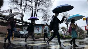 鋒面通過冷氣團南下  降雨機率高（1）中央氣象局表示，7日鋒面通過及大陸冷氣團南下，中部以北及宜花地區有較全面性的降雨，尤其基隆北海岸及北部地區下雨時間長，並有局部較大雨勢發生的機率，外出民眾記得攜帶雨具。中央社記者王騰毅攝  111年3月7日