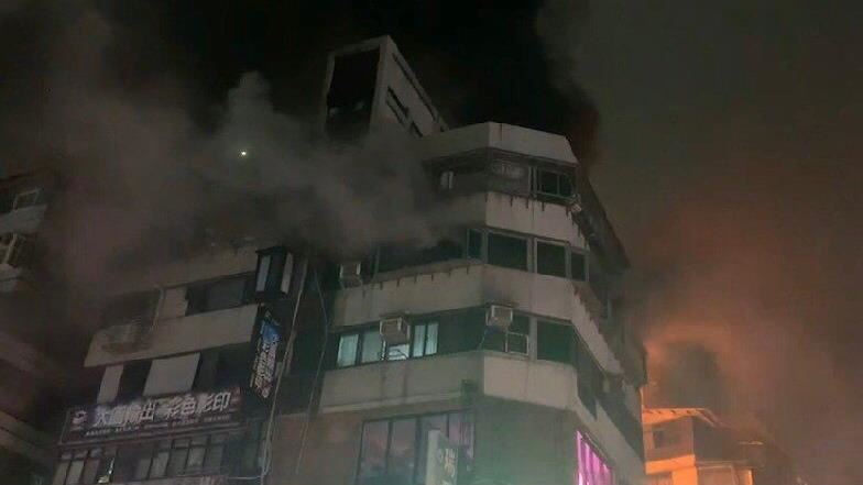 北市延吉街深夜大火！4人一度困頂樓
