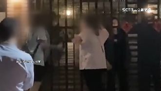婆媳摩擦互嗆！女怒甩打對講機、踹門
