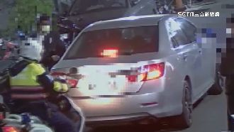 男見警急鑽進路過車　一查竟是通緝犯