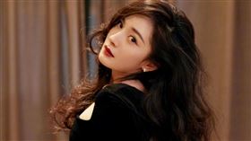 楊冪參加直播活動服裝，網友重點全是美腿和低胸。（圖／翻攝自嘉行楊冪工作室微博）