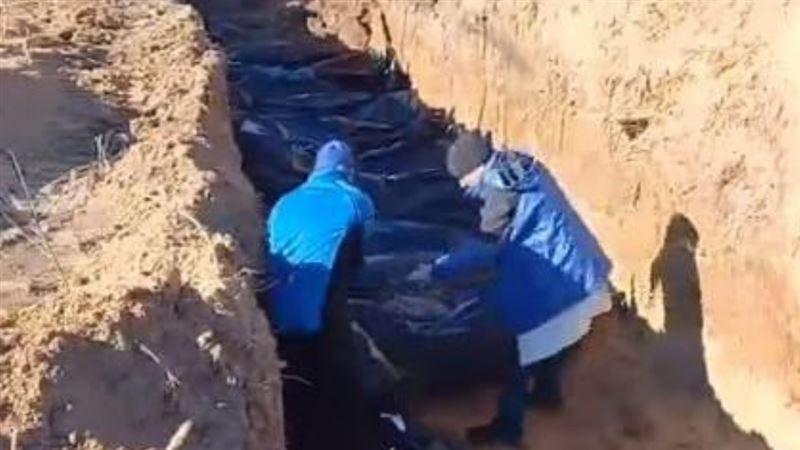 俄軍冷血炮火奪命　萬人坑就地掩埋