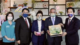 賴副總統和貝里斯總理訪世茂農業副總統賴清德（右）和貝里斯總理布里仙紐（John Briceno）（右2）11日參訪台灣蘭花生技園區的世茂農業生技公司，瞭解台灣蘭花產業的實力。（台南市政府提供）中央社記者張榮祥台南傳真  111年3月11日