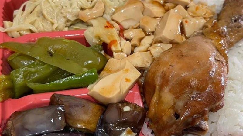 4配菜還附湯　超佛雞腿便當僅55元