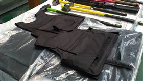 派出所前鬥毆　雲檢起訴暴力犯罪集團26人雲林縣鄭吉修自封「雲林鄭太吉」，籌組暴力犯罪集團，今年4月在公正派出所前鬥毆，公然挑戰公權力，雲林地檢署偵查終結，依妨害自由、殺人未遂、恐嚇取財、強盜等罪嫌起訴鄭吉修等26人，查扣的防彈衣、刀械等犯罪工具及所得則依法沒收。（雲林地檢署提供）中央社記者姜宜菁傳真　109年10月12日