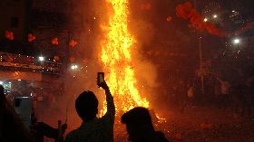 印度古城烏代坡慶荷麗 焚燒柴草人偶