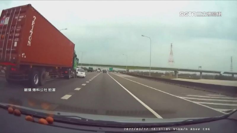 轎車遭貨櫃車猛撞　國道失控大迴轉
