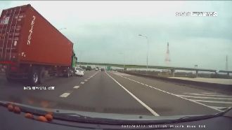 轎車遭貨櫃車猛撞　國道失控大迴轉