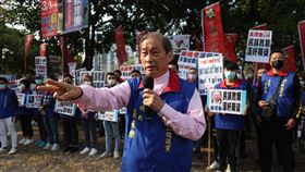 蓬佩奧訪台  中華統一促進黨酒店外表達立場美國前國務卿蓬佩奧（Mike Pompeo）訪台，4日上午於台北君悅酒店發表演說，下午舉行記者會，中華統一促進黨成員在酒店外高舉標語表達立場，總裁張安樂（中）也到場。中央社記者張新偉攝  111年3月4日