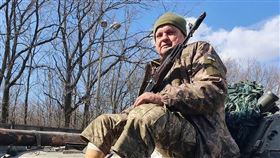 閃兵仔看好！烏克蘭55歲阿公雙腿皆殘　裝義肢也要殺俄軍。第128獨立山地突擊隊跨喀爾巴阡旅臉書