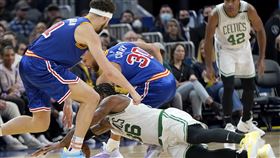 ▲「聰明哥」史馬特（Marcus Smart）和柯瑞（Stephen Curry）發生碰撞。（圖／美聯社／達志影像）