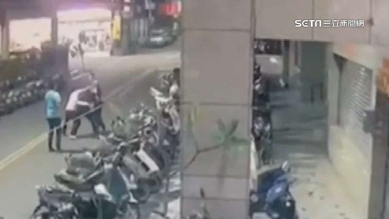 里長喝茫與友爆衝突　深夜路中央鬥毆