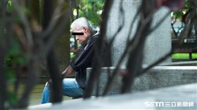 老人示意圖（記者陳弋攝影）