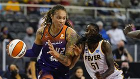 ▲格琳娜（左）在俄羅斯被捕，WNBA正全力搶救中。（圖／美聯社／達志影像）
