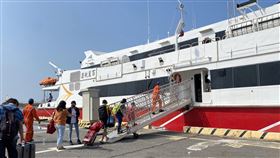 嘉義布袋與澎湖馬公海上公路重啟（1）嘉義布袋與澎湖馬公的海上藍色公路18日重啟航線，雲豹客輪上午搭載100多名旅客前往澎湖。中央社記者蔡智明攝  111年3月18日