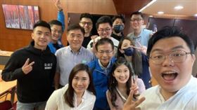 趙少康小編16日在臉書PO出圖文表示「不囉嗦直接上圖！這張就是2022市議員選戰「當選人大合照」了啦！（圖／翻攝自臉書）
