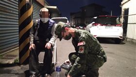 陸軍步兵206旅醫勤士柯力文協助受傷長者救清創包紮。（陸軍六軍團提供）