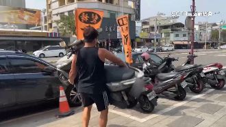 健身教練好厲害！公主抱近百公斤機車