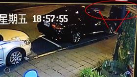 ▲監視器畫面拍下撞擊瞬間，3名路人走在斑馬線上被撞。（圖／翻攝畫面）