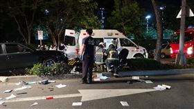 ▲台北市天母士東路、芝玉路二段口，發生疑似飆車慣犯撞倒3名路人車禍，其中1婦人ohca，沒有生命跡象，另2名女高中生骨折送醫。（圖／民眾提供）