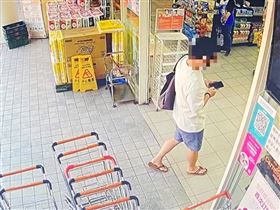 ▲劉男背了大包偷來的火鍋全餐，嗆店員「我沒錢，要報警就報警」。（圖／翻攝畫面）