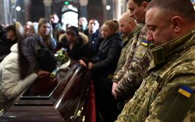 烏克蘭埋葬陣亡士兵。（圖／路透社／達志影像）