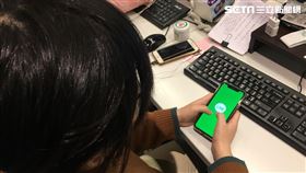 LINE,通訊軟體,聊天,視訊,滑手機,低頭族,示意圖／記者林奇樺攝影