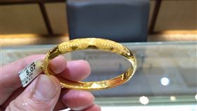 誆買金飾真偷竊！婦人買4千摸走4萬（圖／翻攝畫面）