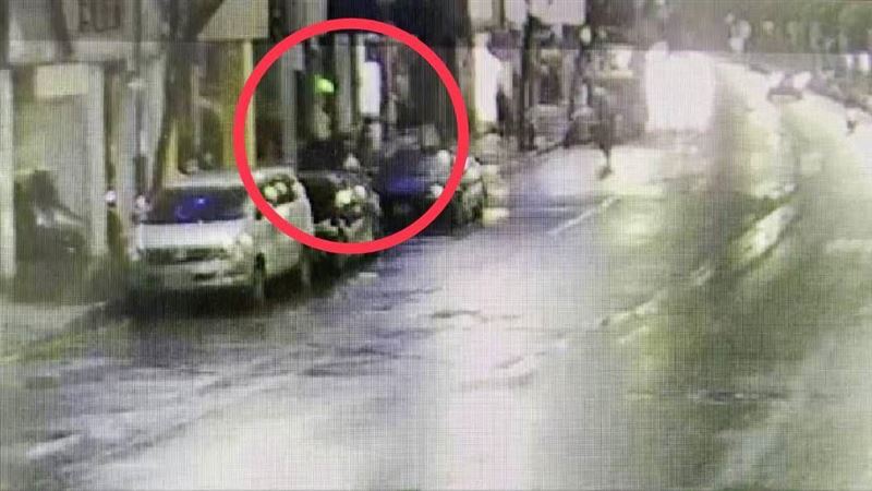 妙齡女夜歸遭尾隨！變態男強抓她雙手