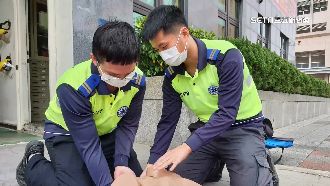 消防員變「產婆」　路邊順利接生女嬰