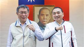 雙北市長會議 柯文哲侯友宜回應媒體提問台北市長柯文哲（左）與新北市長侯友宜（右）率市府團隊一同主持「雙北合作交流平台」111年度市長層級會議。（圖／翻攝侯友宜臉書）