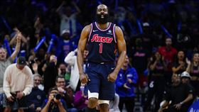 ▲哈登（James Harden）切入當誘餌，球傳隊友暴扣。（圖／美聯社／達志影像）