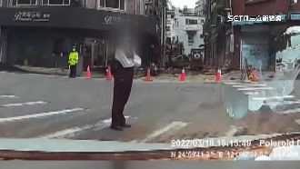 闖紅燈被按喇叭　路人雙手環胸瞪駕駛