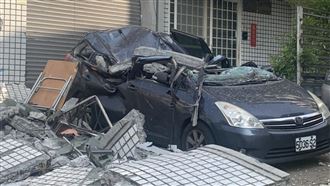 北市公寓外牆崩落！3車遭殃全毀