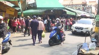 獨／市場遭輾腳　婦人怒拍車窗釀衝突