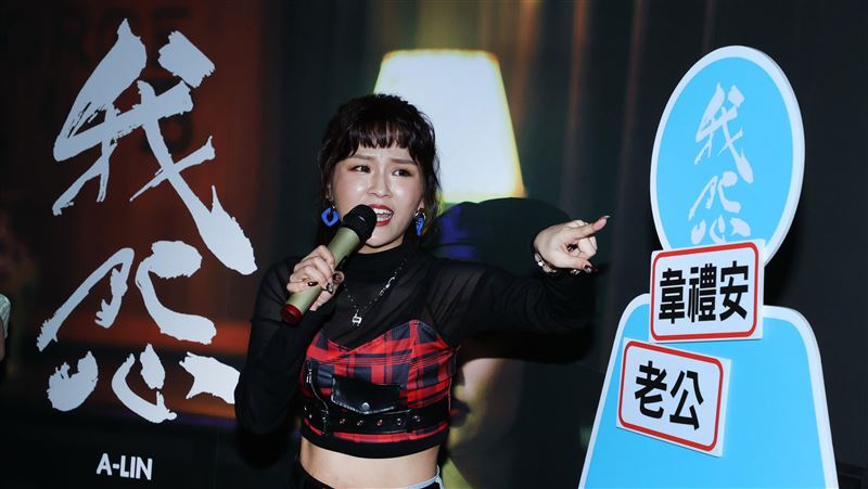 丟丟妹當眾「毆打老公」　嗆很會記仇
