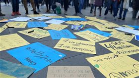 巴黎聲援烏克蘭  共和廣場民眾手寫標語許多聲援烏克蘭的民眾在共和廣場上寫下標語與心願，有「榮耀歸烏克蘭」與和平、反戰呼籲。亦有俄羅斯人寫下「戰爭非以我之名」的標語，藉此聲援烏克蘭人。中央社記者曾婷瑄巴黎攝  111年3月6日