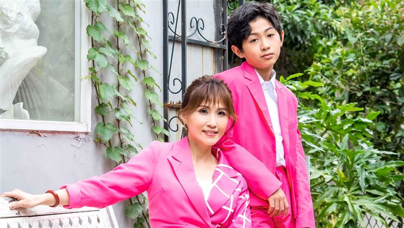 美魔女楊惠絜有13歲兒子？過街緊牽
