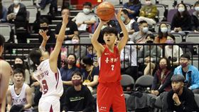 UBA佛光主力缺陣　不敵台灣師大無緣冠軍戰110學年度富邦人壽UBA大專籃球聯賽4強決賽19日在台北小巨蛋登場，但佛光大學女籃隊主力王竫婷（右坐者黑衣）卻因學生證未蓋下學期註冊章無法出賽，佛光終場則以62比88不敵台師大，無緣冠軍戰。中央社記者張新偉攝　111年3月19日