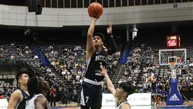 UBA男子組　政大挺進冠軍戰（1）110學年度UBA大專籃球聯賽4強決賽19日在台北小巨蛋開打，男子組頭號種子政治大學終場77比68擊敗萬能科大，其中游艾(吉吉)（右2）貢獻12分7籃板10助攻，助隊晉級冠軍戰。中央社記者張新偉攝　111年3月19日