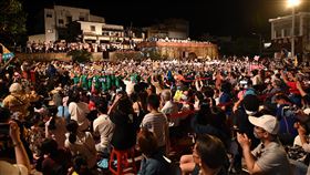 屏東半島歌謠祭千人齊唱  震撼全場（2）2022屏東半島歌謠祭重頭戲「半島火花」19日晚間盛大登場，由台北愛樂管弦樂團協領上千名恆春孩子、民謠傳藝師共譜的「恆春山海交響曲」，響亮百年古城，（屏東縣政府提供）中央社記者郭芷瑄傳真  111年3月19日